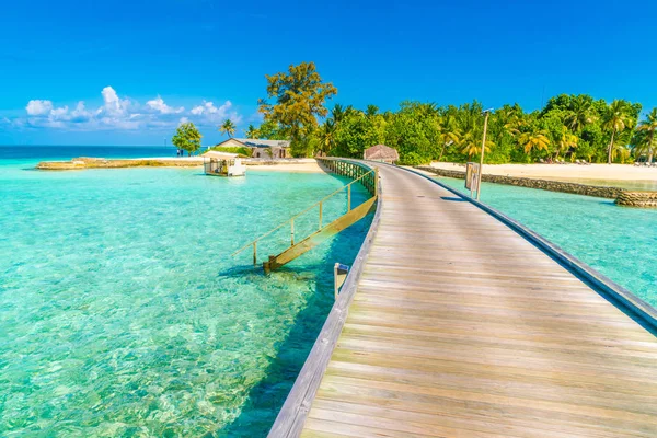Bonitas moradias aquáticas na ilha das Maldivas tropicais   . — Fotografia de Stock