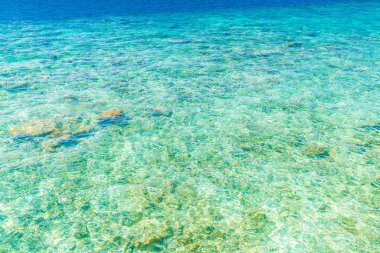 Maldivler Adası 'ndaki mercan resifleriyle deniz manzarası .