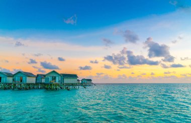 Tropikal Maldivler Adası'nda gün batımını güzel su Villa