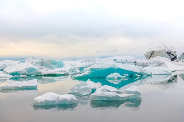 Ijsbergen in Glacier Lagoon, IJsland . — Stockfoto