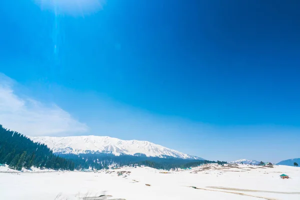 美しい雪覆われた山の風景カシミール州、インド — ストック写真