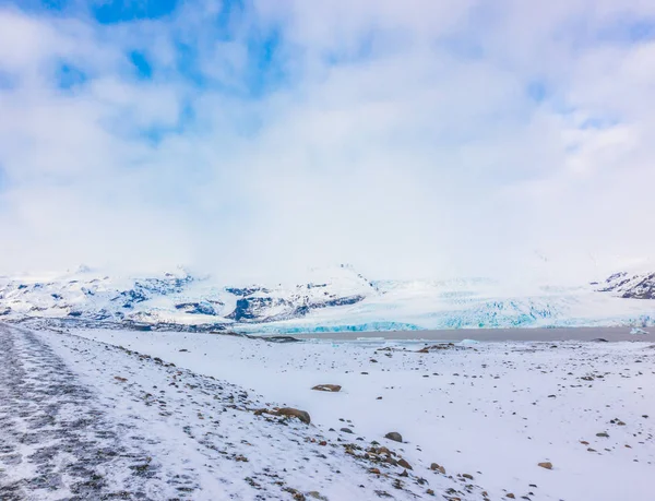 Snötäckta berg Island vintersäsongen . — Stockfoto