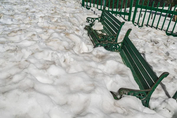 Sillas cubiertas de nieve  . —  Fotos de Stock