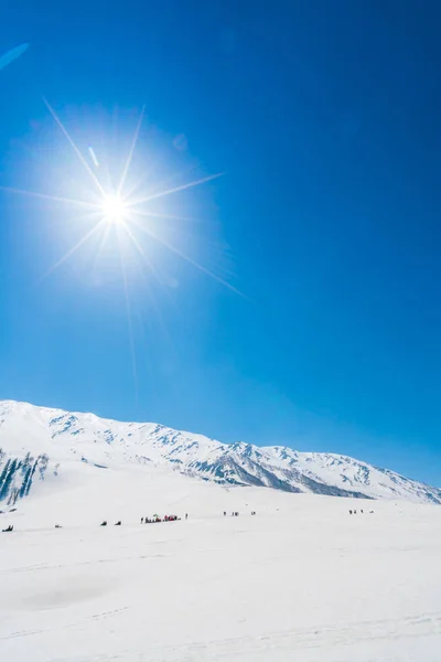 Lindas montanhas cobertas de neve paisagem Caxemira estado, Índia — Fotografia de Stock