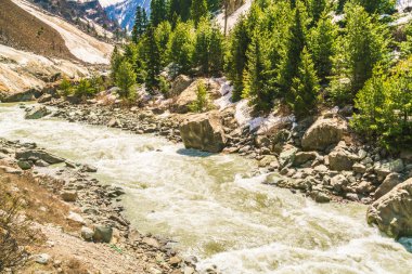 Güzel nehir ve kar kaplı dağlar manzara Kashmir st