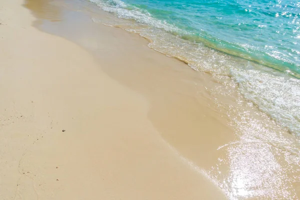 Beautiful tropical Maldives island with white sandy beach and se — Stock Photo, Image