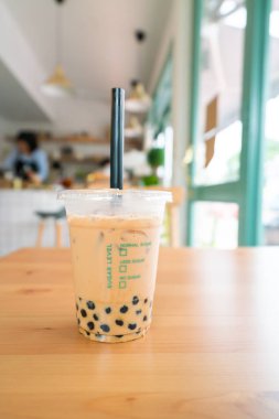 Ahşap masada Tapyoka İncili Süt KabarcıkÇayı 