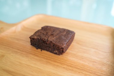 Ahşap yüzey üzerinde çikolatalı kek