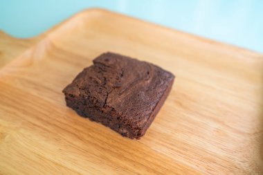 Ahşap yüzey üzerinde çikolatalı kek