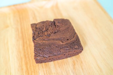 Ahşap yüzey üzerinde çikolatalı kek