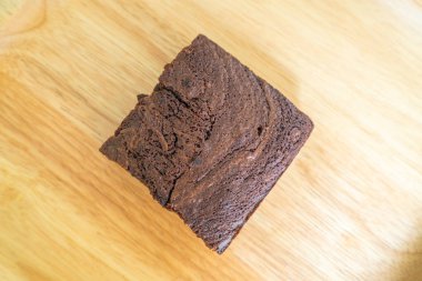 Ahşap yüzey üzerinde çikolatalı kek