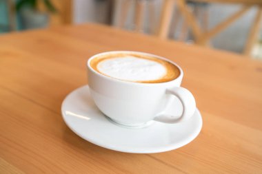 ahşap masa üzerinde sıcak kahve