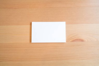 Ahşap yüzeyde boş kartvizitler