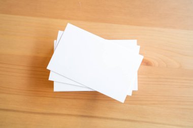 Ahşap yüzeyde boş kartvizitler