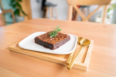 Ahşap yüzey üzerinde çikolatalı kek