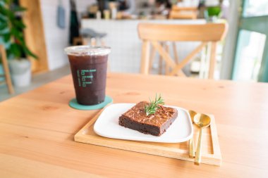 Ahşap yüzey üzerinde çikolatalı kek