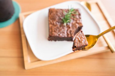 Ahşap yüzey üzerinde çikolatalı kek