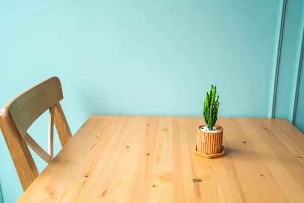 Mesa de madeira marrom e parede verde — Fotografia de Stock