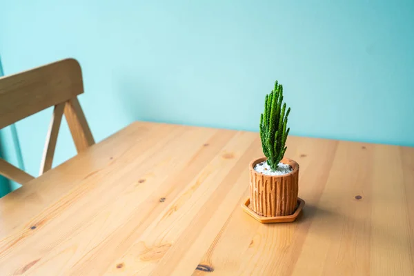 Mesa de madeira marrom e parede verde — Fotografia de Stock