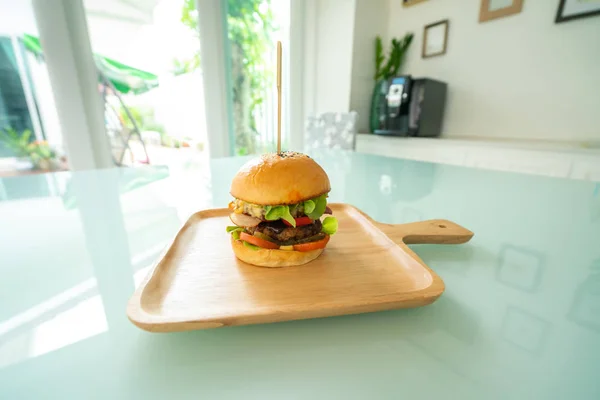 Hamburger domowej roboty ze świeżymi warzywami — Zdjęcie stockowe