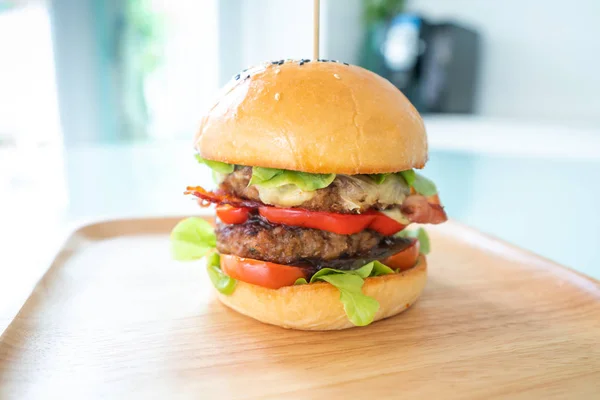 Homemade hamburger with fresh vegetables — Stock Photo, Image