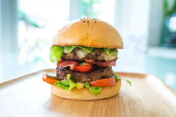 Homemade hamburger with fresh vegetables — Stock Photo, Image