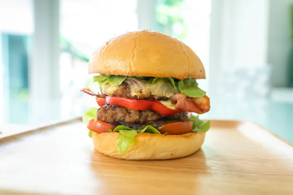 Homemade hamburger with fresh vegetables — Stock Photo, Image