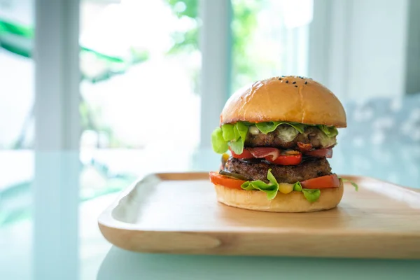 Homemade hamburger with fresh vegetables — Stock Photo, Image