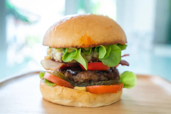 Homemade hamburger with fresh vegetables — Stock Photo, Image