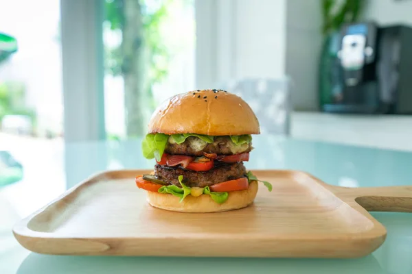 Homemade hamburger with fresh vegetables — Stock Photo, Image