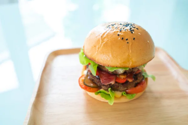 Homemade hamburger with fresh vegetables — Stock Photo, Image