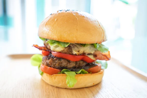 Домашний гамбургер со свежими овощами — стоковое фото