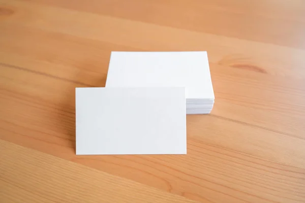 Blanco visitekaartjes op houten oppervlak — Stockfoto