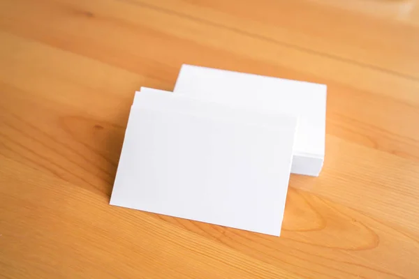 Cartões de visita em branco na superfície de madeira — Fotografia de Stock