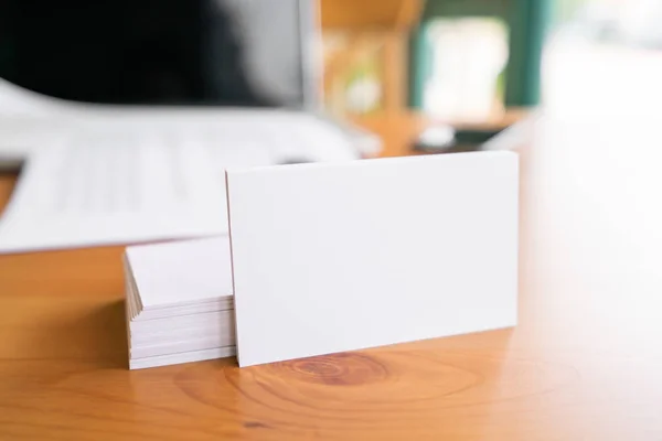 Blank visitkort och laptop på träyta — Stockfoto