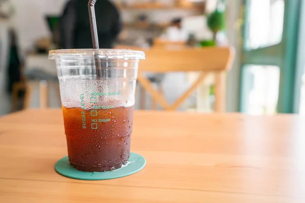 Café americano de gelo na mesa de madeira — Fotografia de Stock