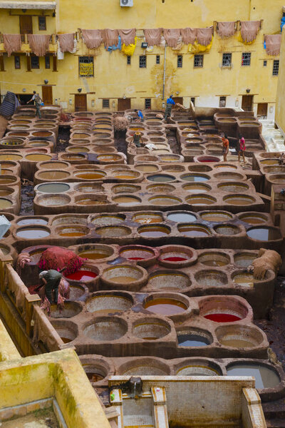 мужская живопись кожи в Фесе на древних кожевенных заводах в Медине
