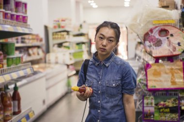 Asya kadın bir süpermarkette alışveriş