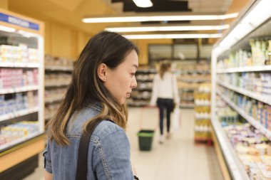 Asya kadın bir süpermarkette alışveriş