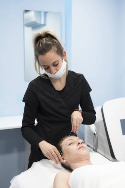 Güzellik uzmanı ışık odada sakal Threading ile kaldırma