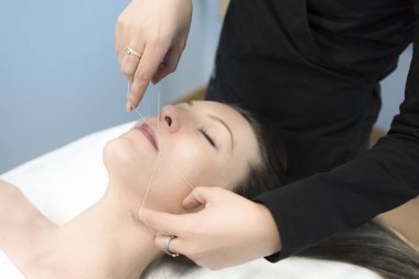 Güzellik uzmanı sakal Threading ile kaldırma