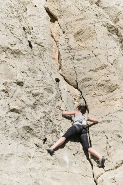 Valencia'nın Chulilla bölgesinde tırmanma genç kadın.