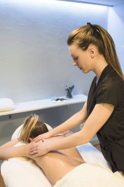 Bir güzellik merkezinde masaj