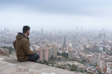 düşünceli hipster adam ünlü El Carmel sığınaklar Barcelona'da manzaraya sahiptir