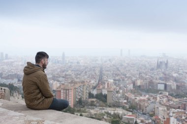 düşünceli hipster adam ünlü El Carmel sığınaklar Barcelona'da manzaraya sahiptir