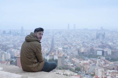düşünceli hipster adam ünlü El Carmel sığınaklar Barcelona'da manzaraya sahiptir