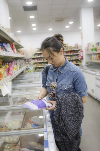 Mujer Asiática Compras Supermercado —  Fotos de Stock