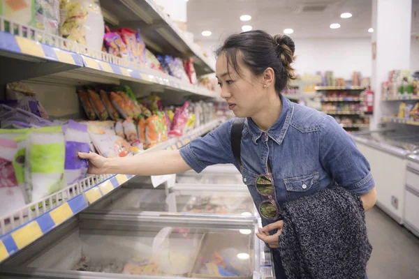 Asiatique Femme Shopping Dans Supermarché — Photo