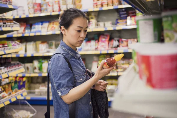 Asiático Mulher Compras Supermercado — Fotografia de Stock