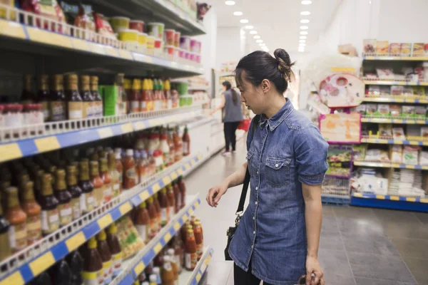 Asiático Mulher Compras Supermercado — Fotografia de Stock